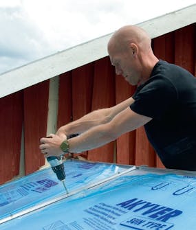 Byg selv udestue: Tagpladerne gøres fast Byg selv udestue: Tagpladerne gøres fast